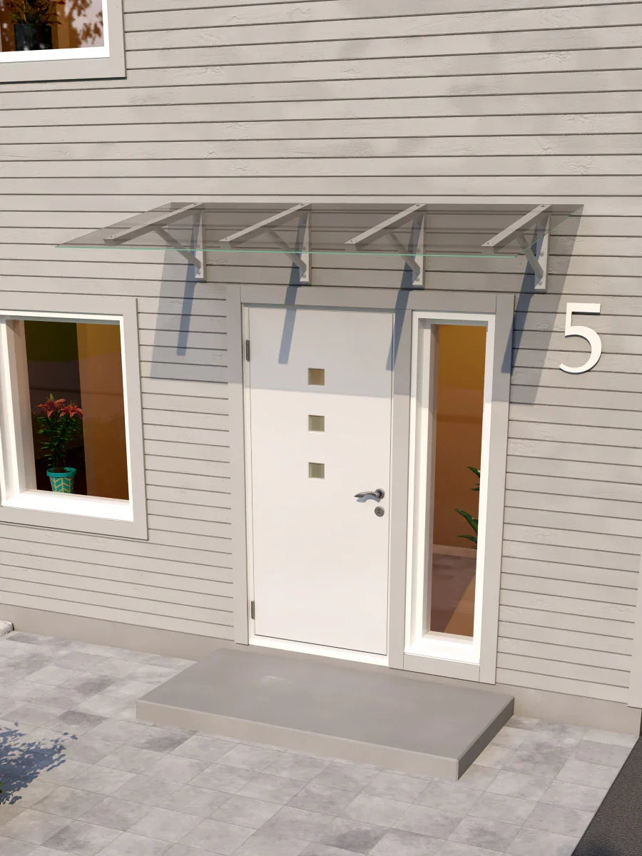 Modernes Vordach aus getöntem Glas mit silbernen Halterungen über Hauseingang