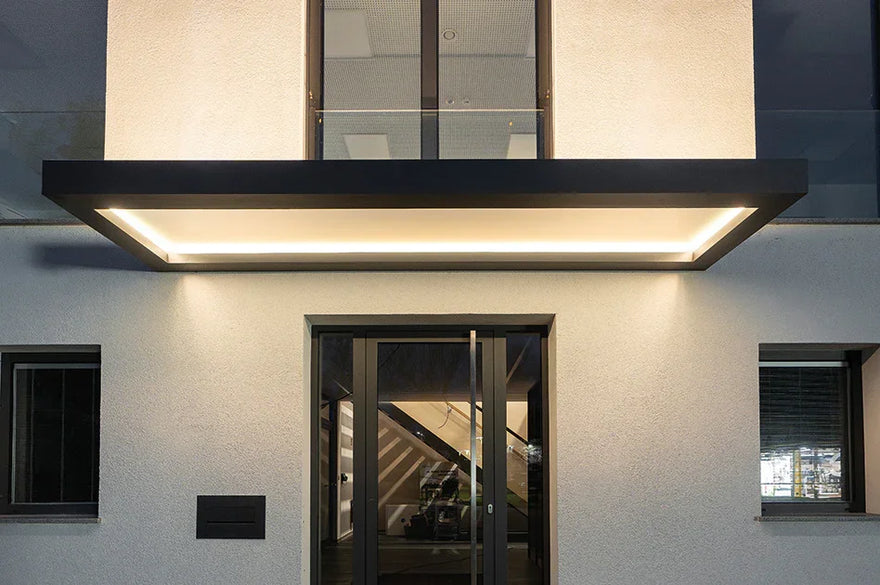 Modernes Vordach aus VSG Glas mit LED-Beleuchtung über einem Hauseingang