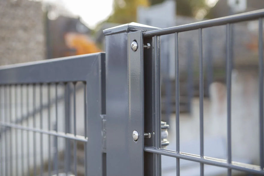 Zaunanschluss Winkellochleisten Set Typ A, Metallzaun mit Schraubbefestigung, Detailansicht