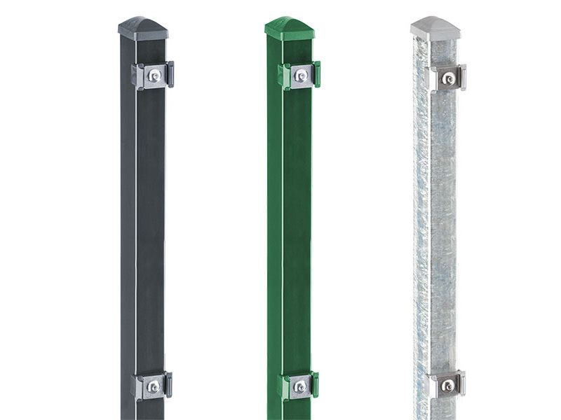 Drei Metallzaunpfosten in verschiedenen Farben