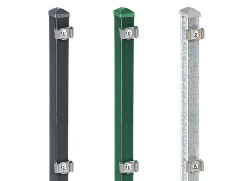 Drei Metallzaunpfosten mit Halterungen