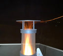 Runde Abdeckung mit Hitzeschild für Pellet-Feuer, Flamme im Dunkeln sichtbar