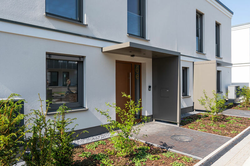 Aluminium-Vordach Platin 125 als flaches Rechteckvordach über Haustür eines modernen Wohnhauses