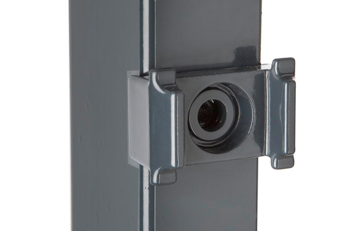 Aluminiumklammer Doppelsteg an einem anthrazitgrauen Zaunpfosten montiert