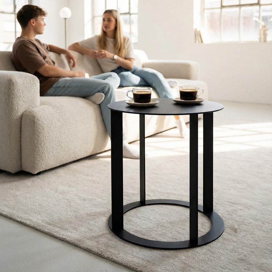 CIRCUL Beistelltisch rund, Stahl schwarz, neben Sofa