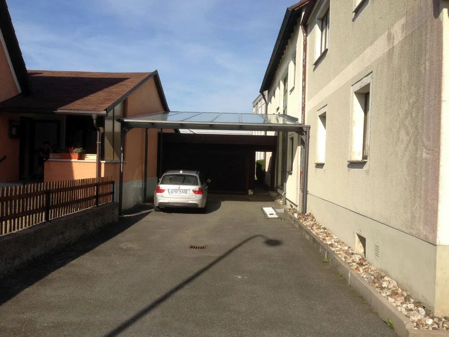 Metall Carport mit Flachdach an Wohnhaus, modernes Design, Auto untergestellt