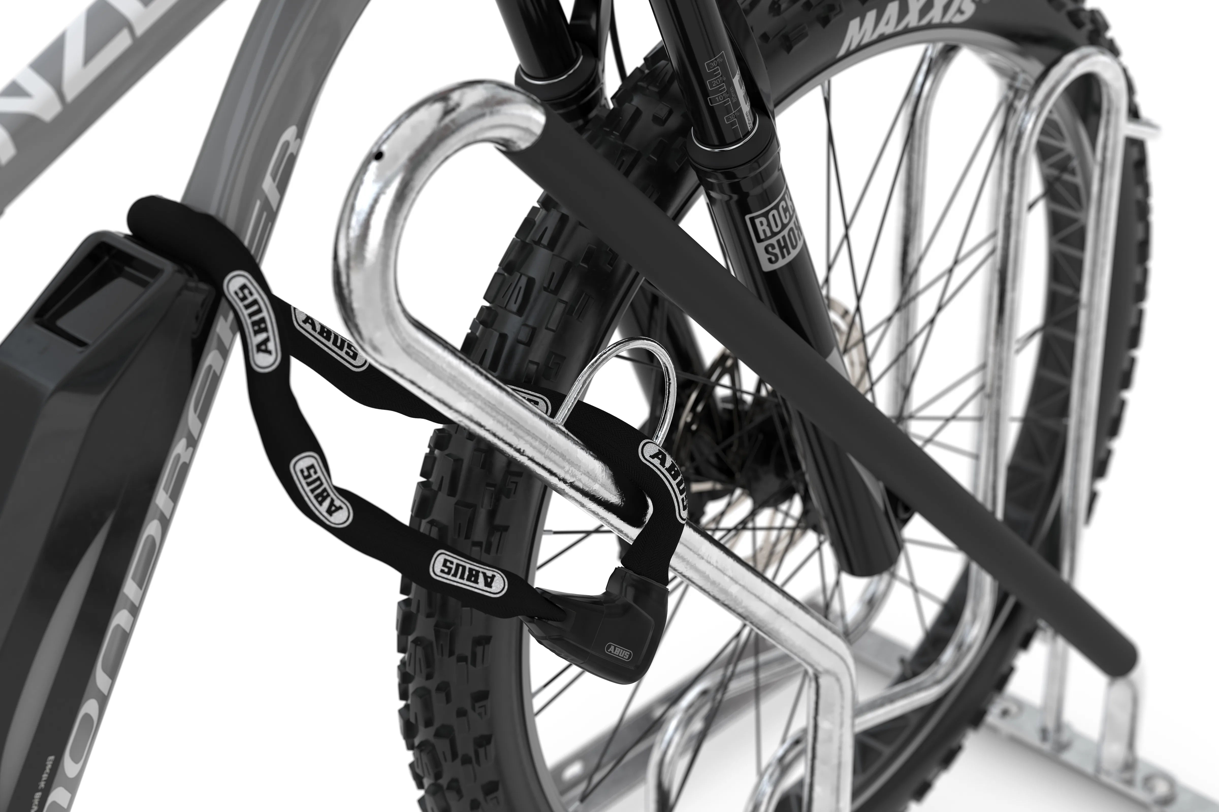 Fahrrad in einem Metall-Fahrradständer mit Abus-Kettenschloss gesichert
