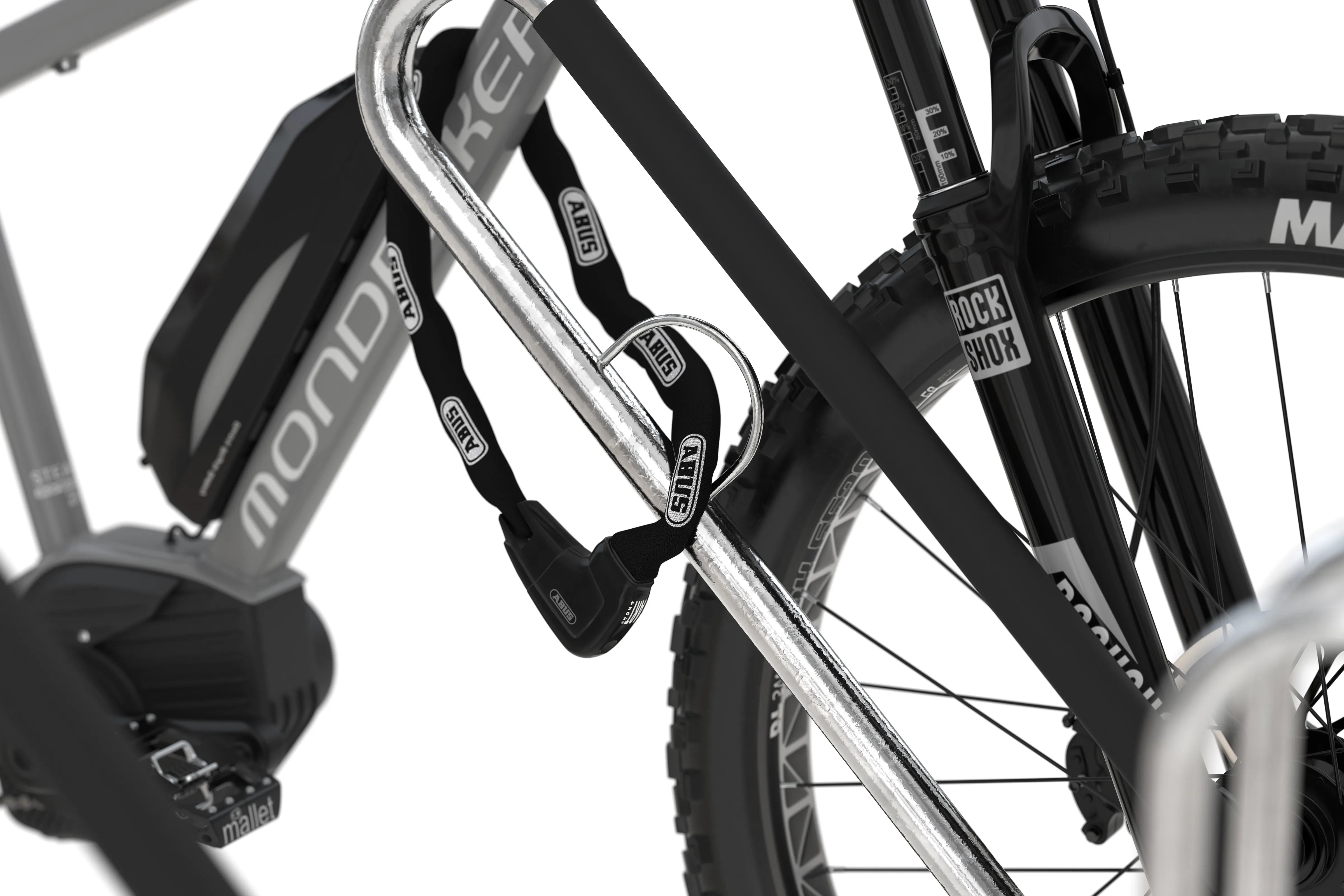 E-Bike am Fahrradständer mit Abus-Fahrradschloss gesichert, Detailansicht Reifen und Rahmen