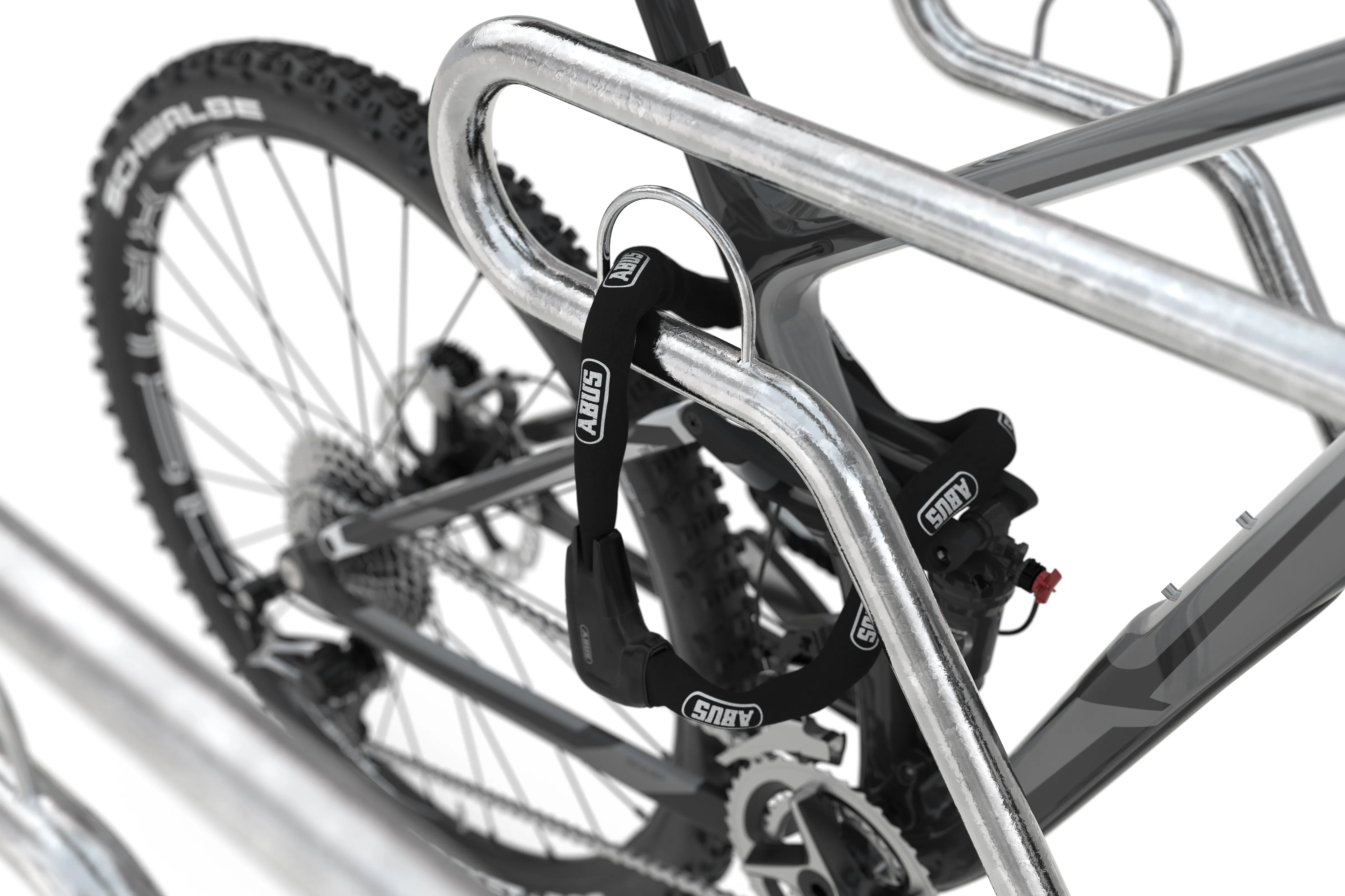 Detailansicht Fahrradparksystem aus Metall mit abgesperrtem Fahrrad und Kettenschloss
