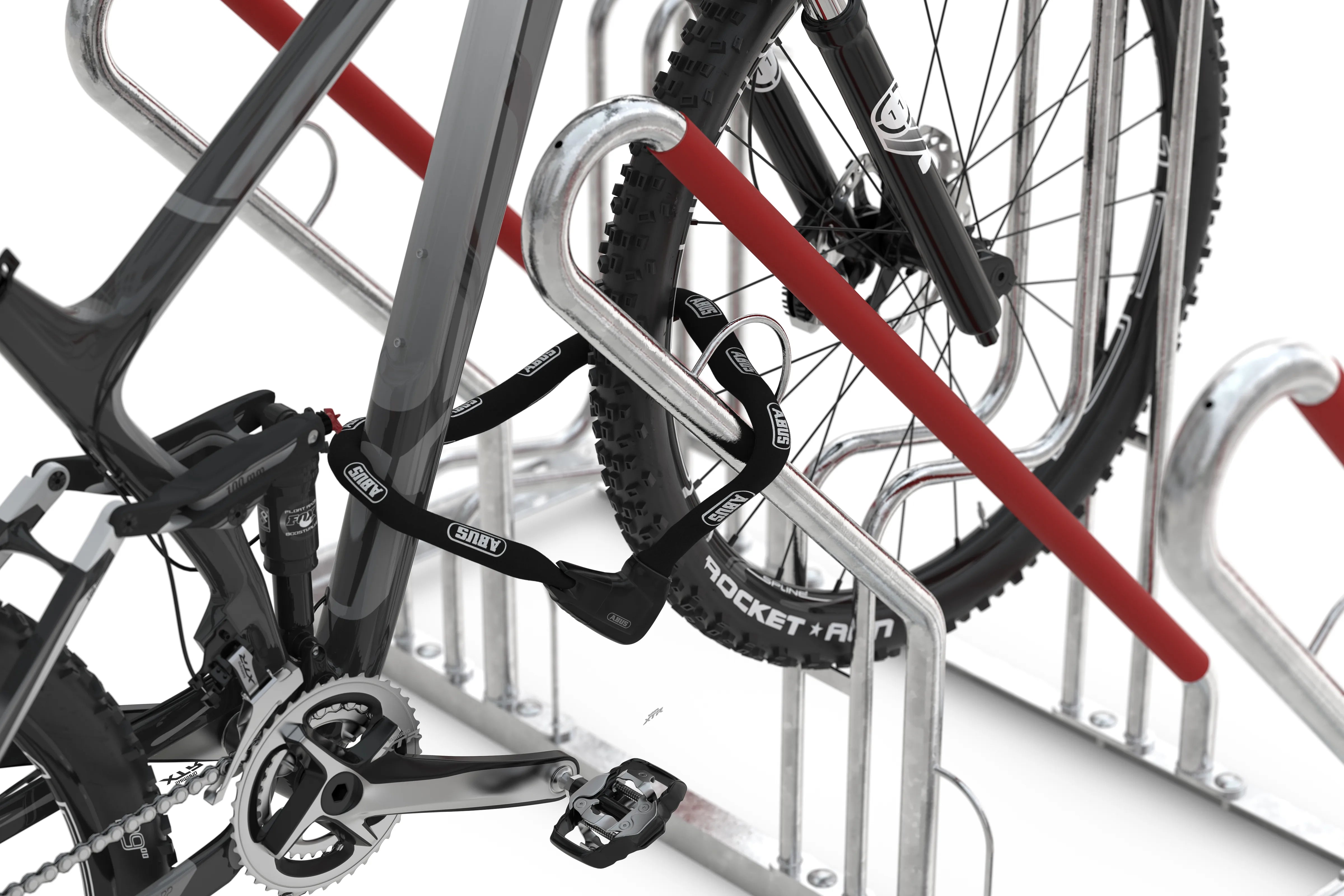 Fahrrad sicher im Metall-Fahrradständer mit Bügelschloss, Diebstahlschutz, Nahaufnahme