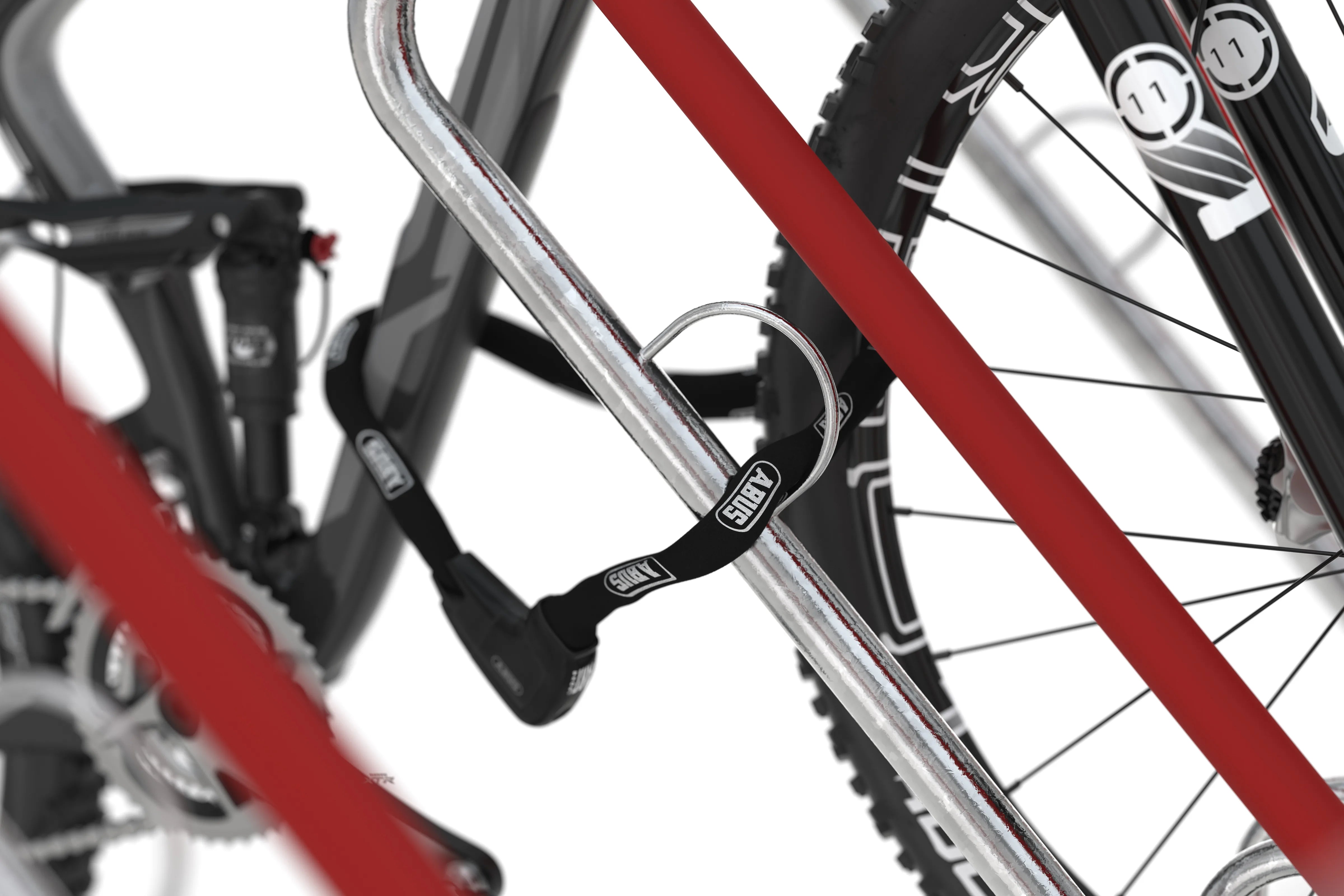 Detailansicht Fahrradparksystem aus Metall mit Fahrrad und Schloss, Diebstahlschutz