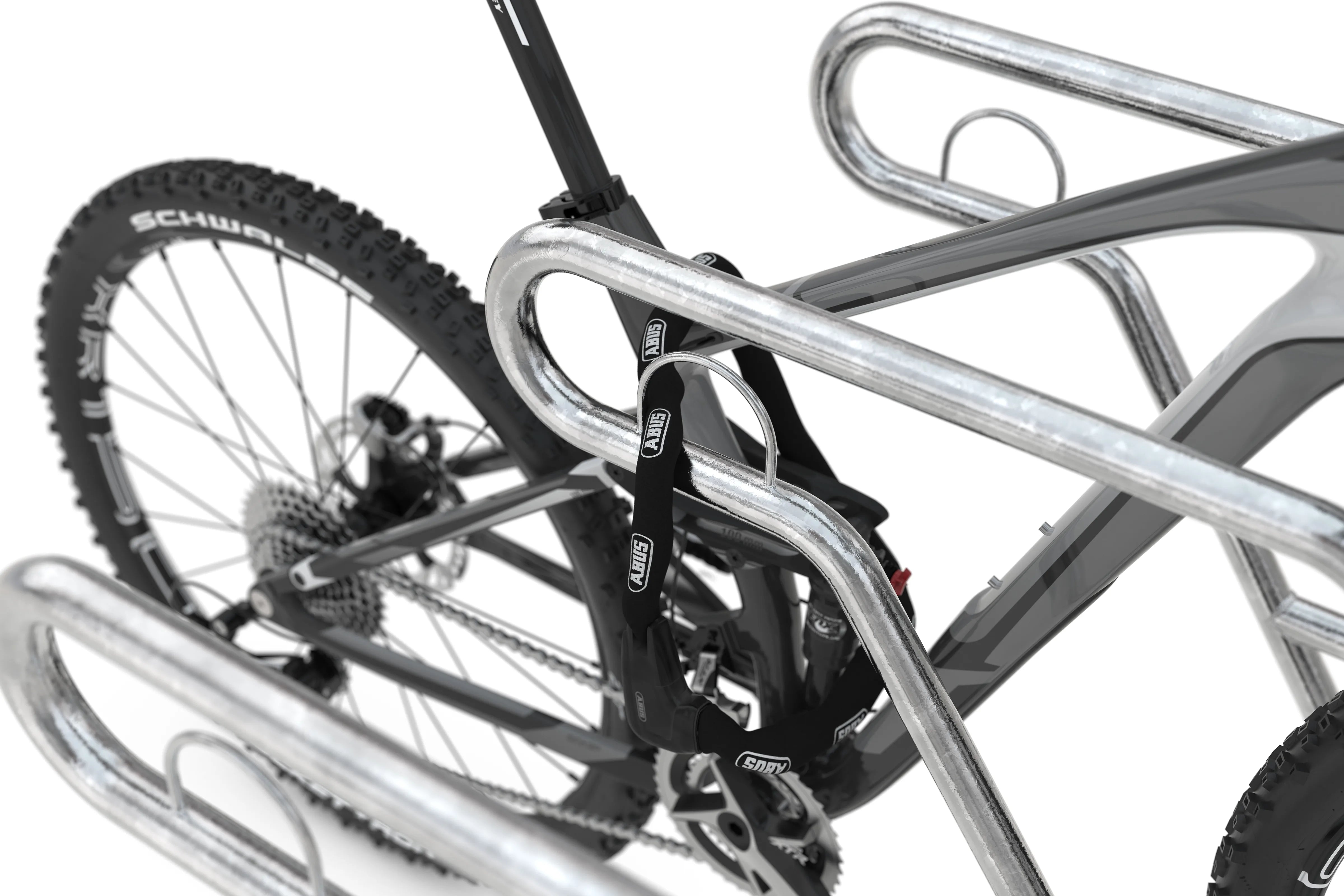 Robuster Fahrradständer aus Metall mit gesichertem Mountainbike und Fahrradschloss