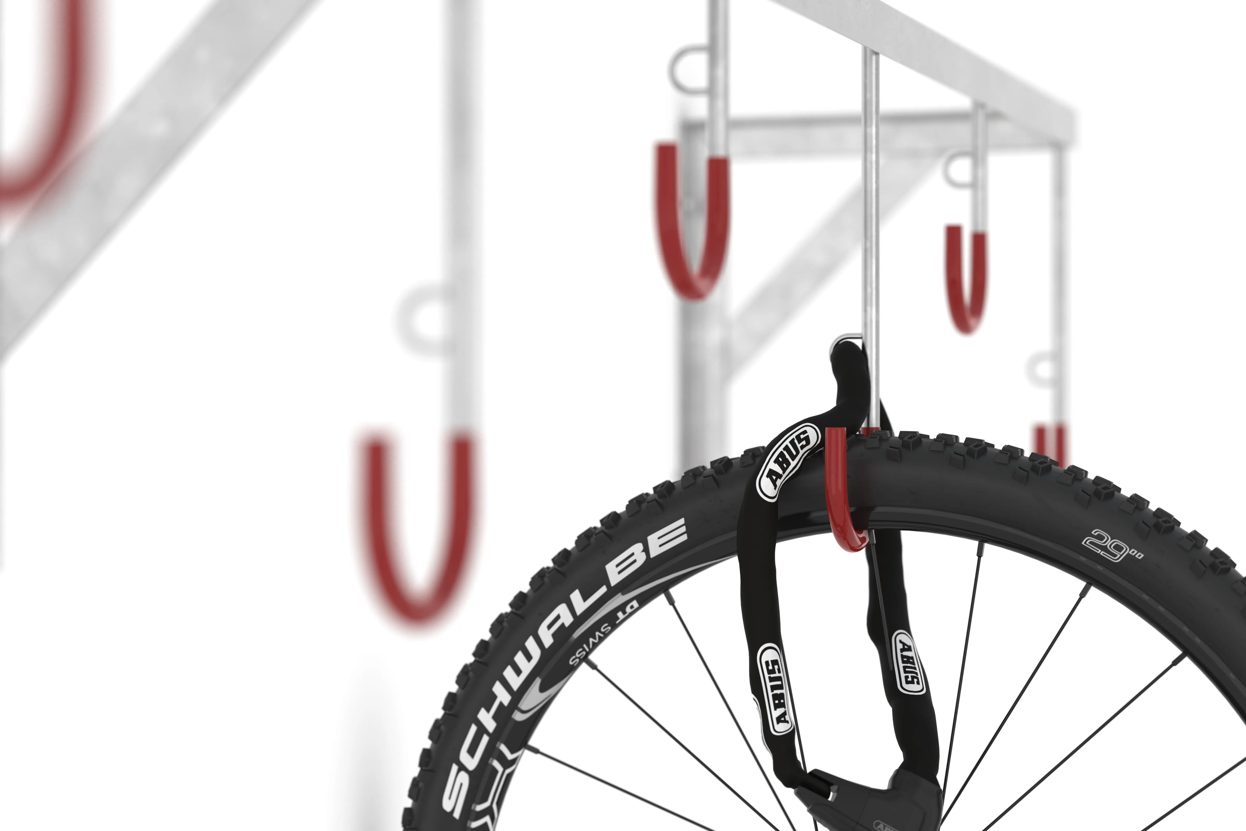 Detailansicht Fahrradparksystem mit rotem Haken und Fahrradreifen, Metallstruktur