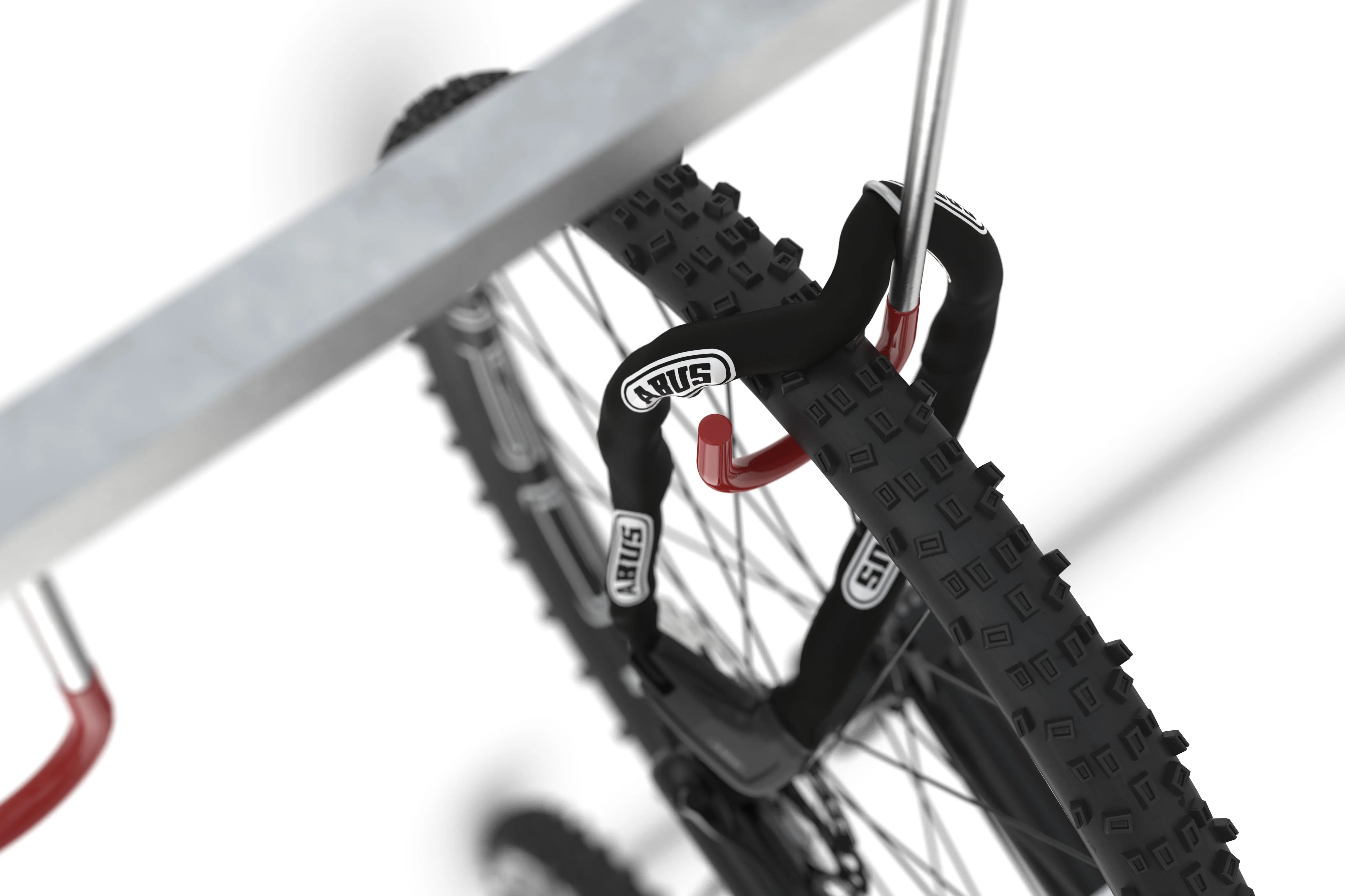 Detailaufnahme Fahrradreifen in Fahrradparksystem mit Schloss, Einbruchschutz Metallbau