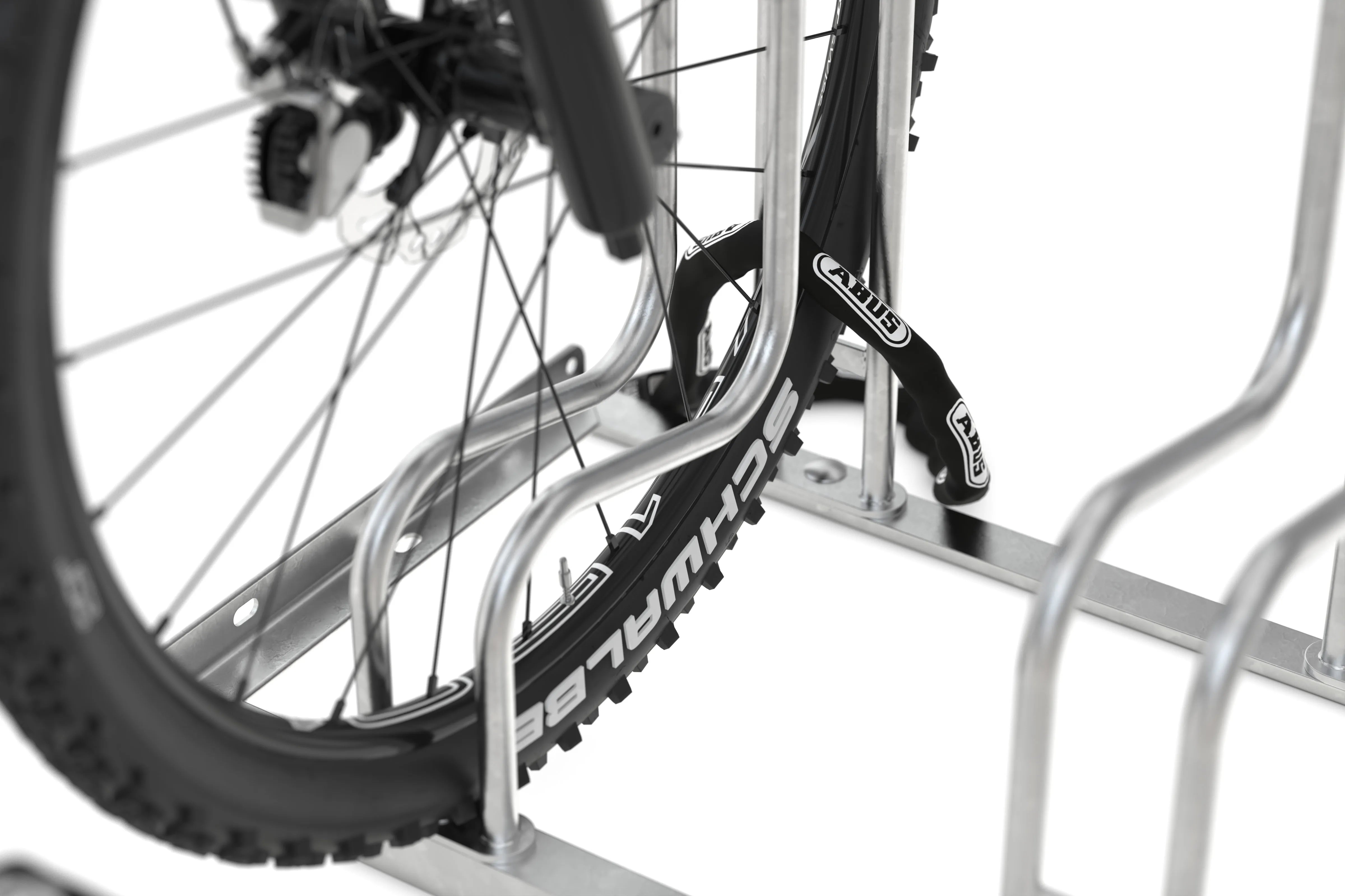 Fahrrad in verzinktem Fahrradständer mit Schloss, Metallbau, Diebstahlschutz