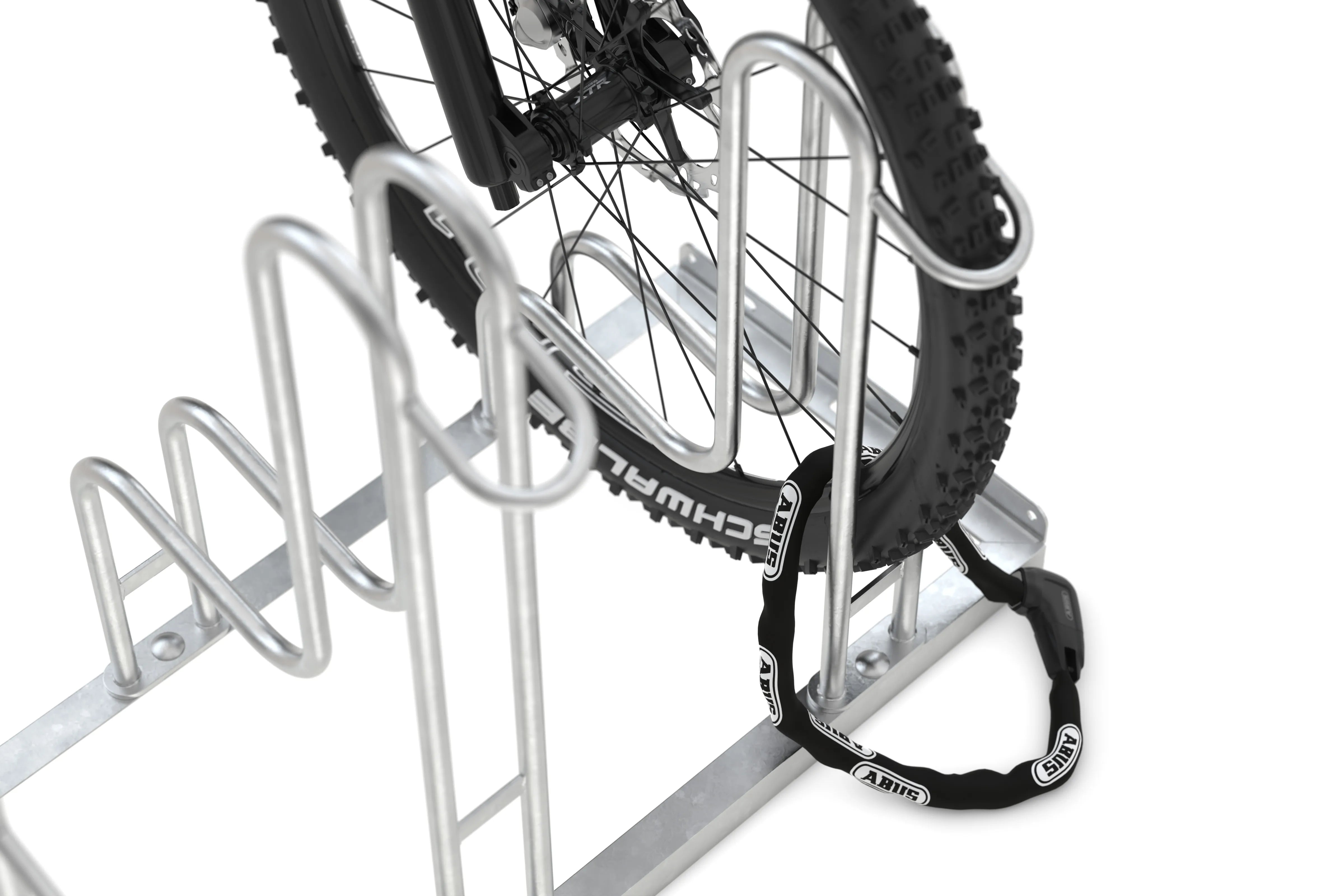 Fahrradparksystem aus Metall mit befestigtem Mountainbike und Sicherheitsschloss
