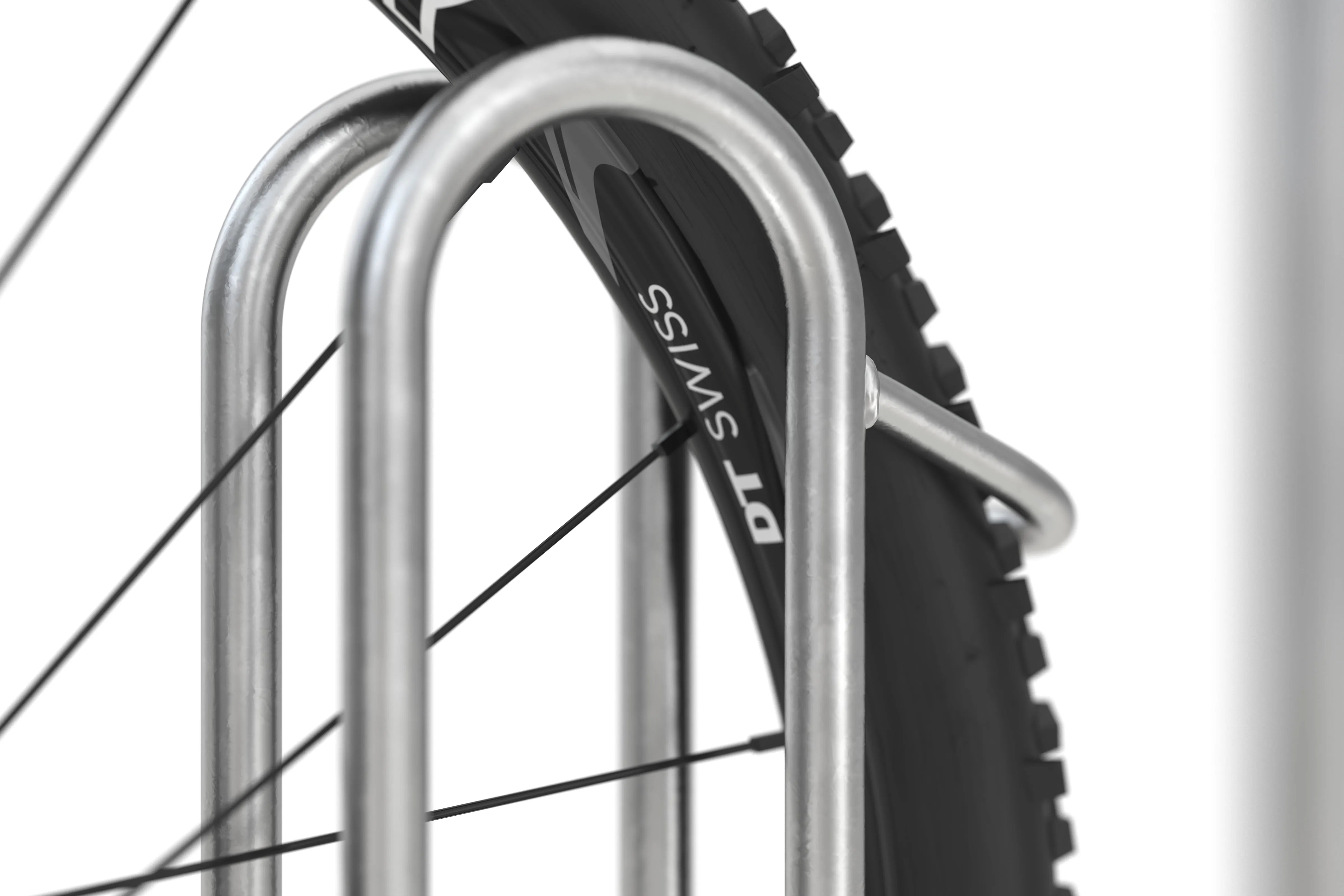 Nahaufnahme Fahrradreifen in einem Metall-Fahrradständer, robust und wetterfest