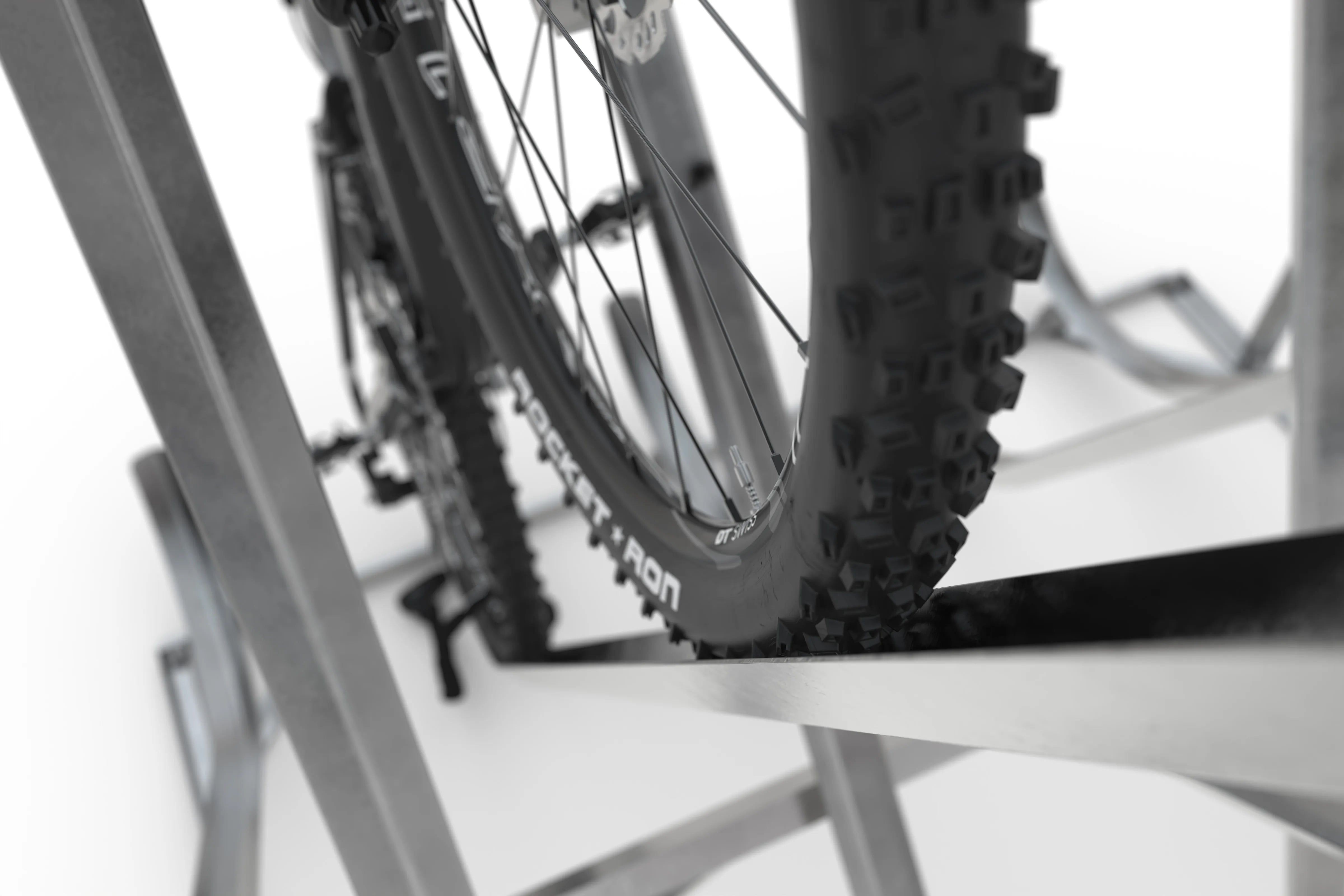 Nahaufnahme eines Fahrradreifens in einem stabilen Metall-Fahrradständer