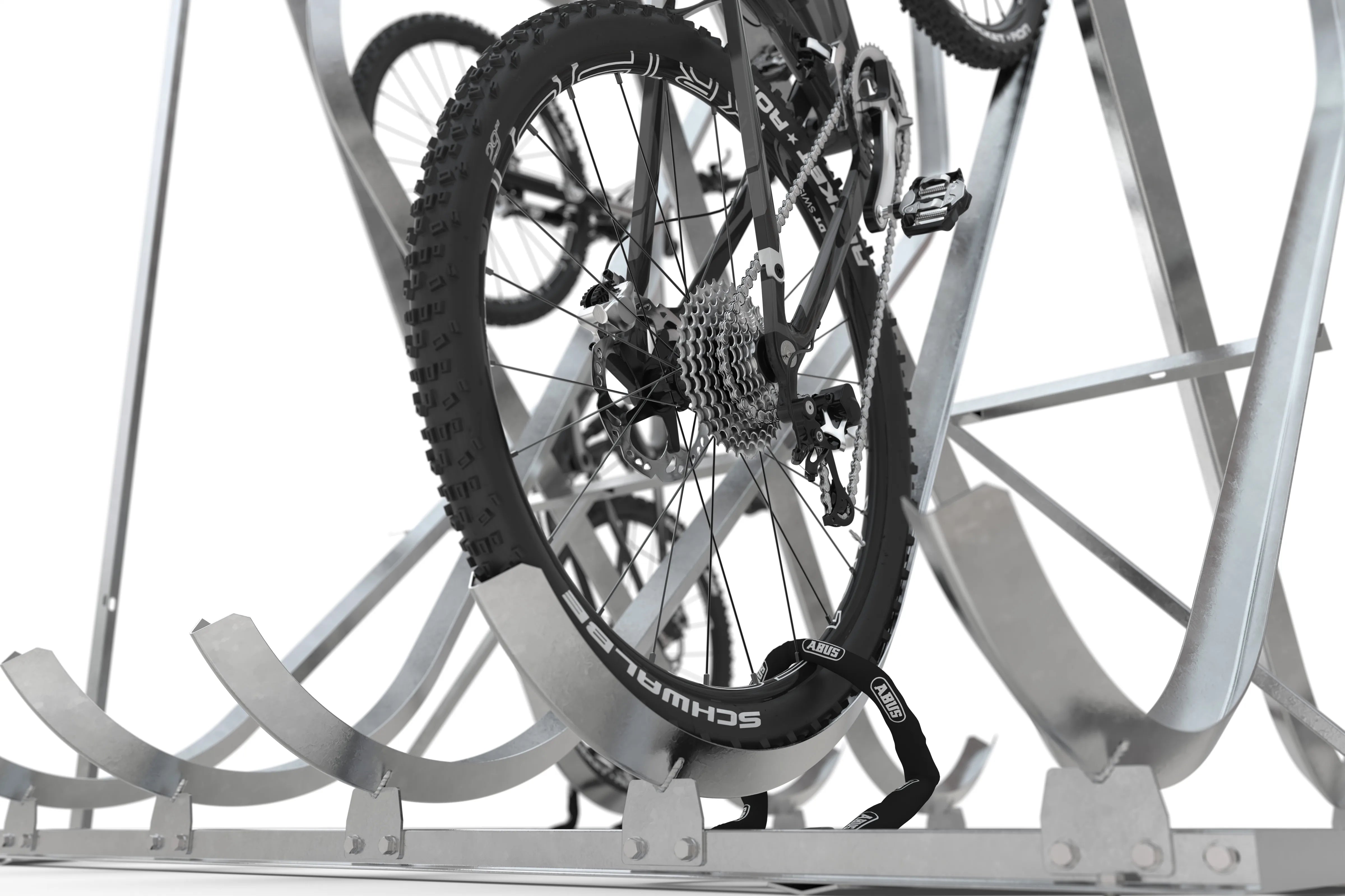 Fahrrad steht gesichert in einem verzinkten Fahrradständer aus Metall, Nahaufnahme