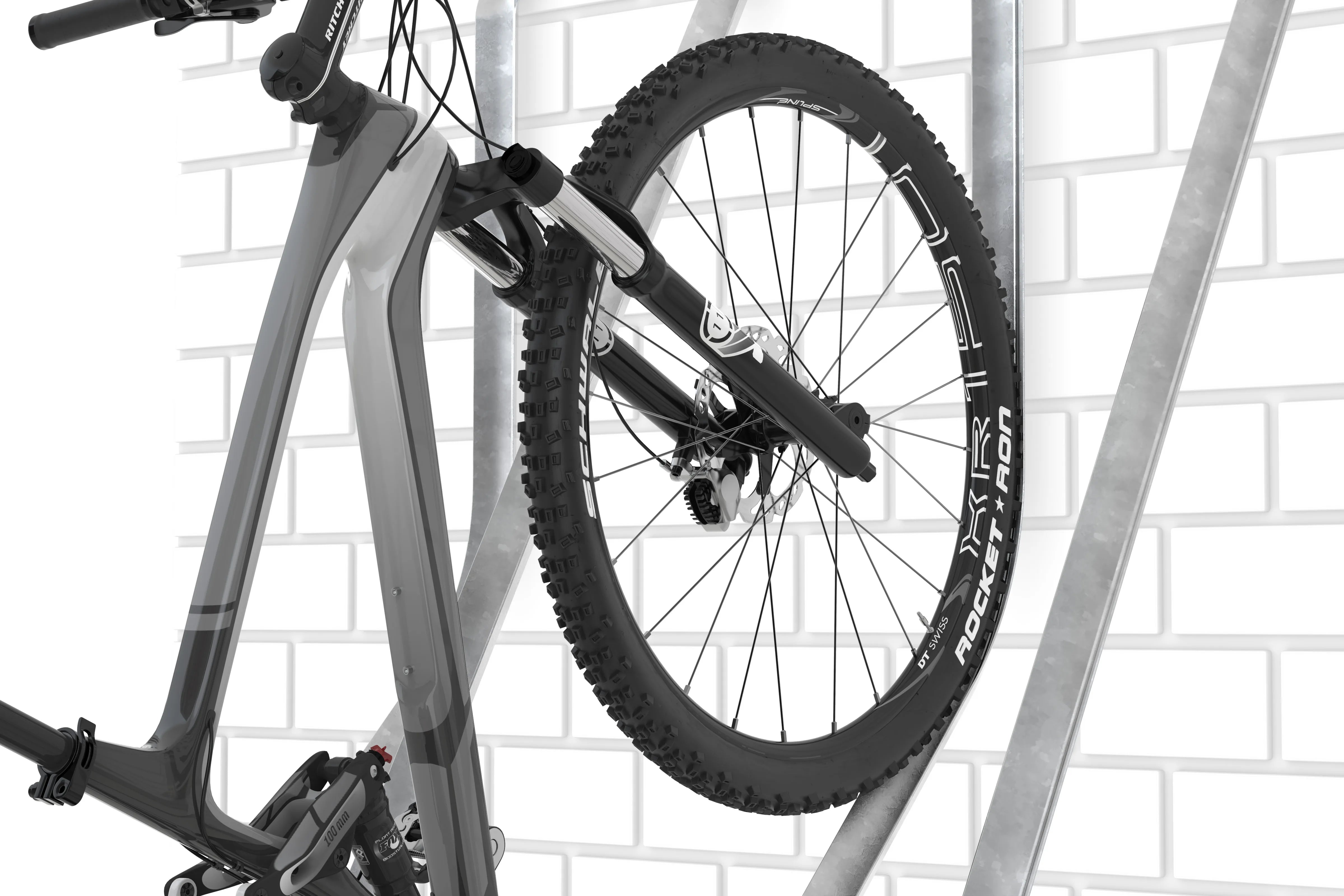 Fahrrad an Wandhalterung aus Metall vor weißer Klinkerwand, Fahrradparksystem Detailansicht