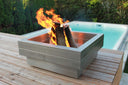 Edelstahl Feuerschale quadratisch mit Holzfeuer auf Terrasse am Pool, modern und robust
