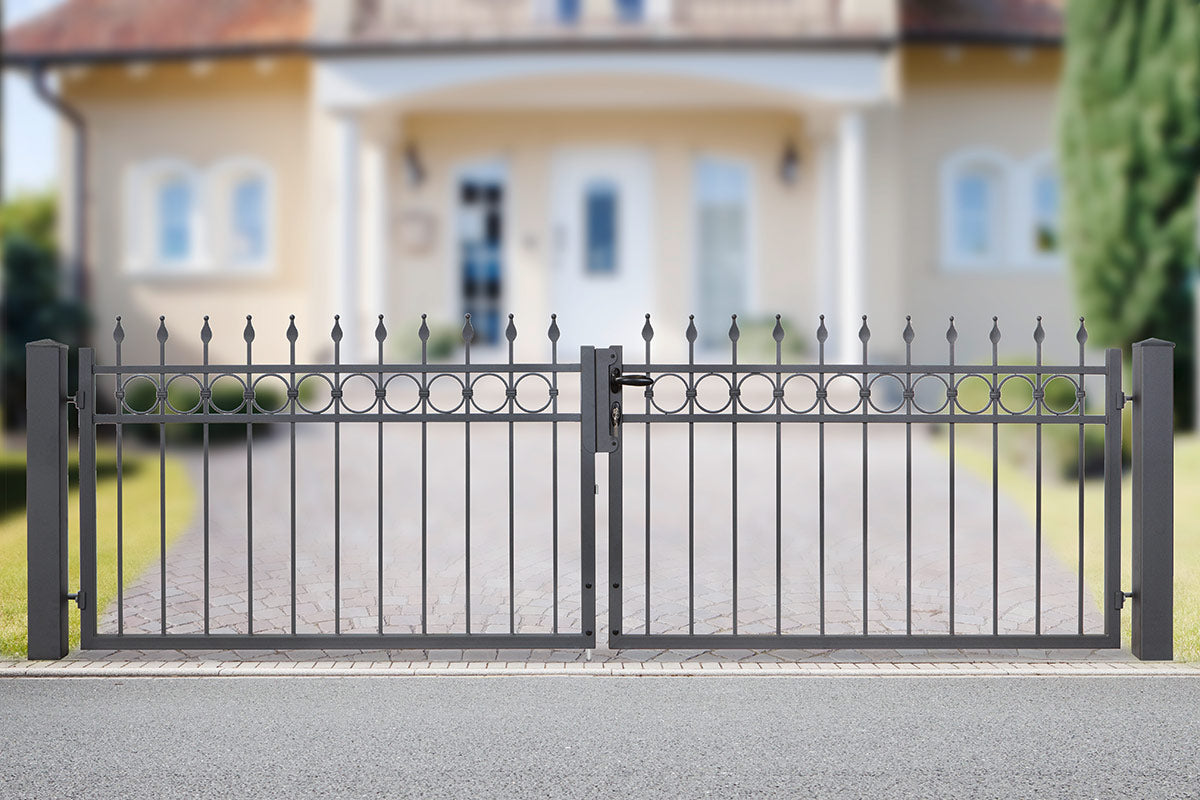 Einfahrtstor Residenzen premium WEIMAR, an einer Zufahrt vor einem Wohnhaus