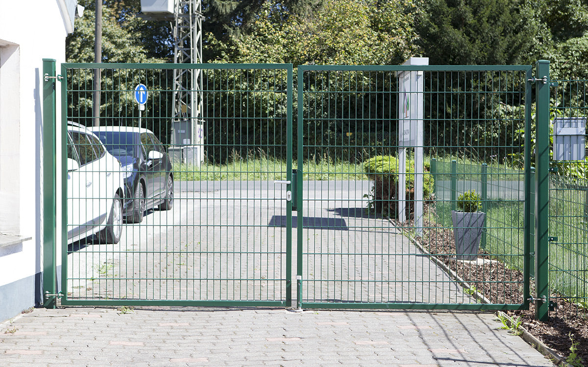 Einfahrtstor VARIO compact anthrazit an einer Hofeinfahrt mit Pflaster