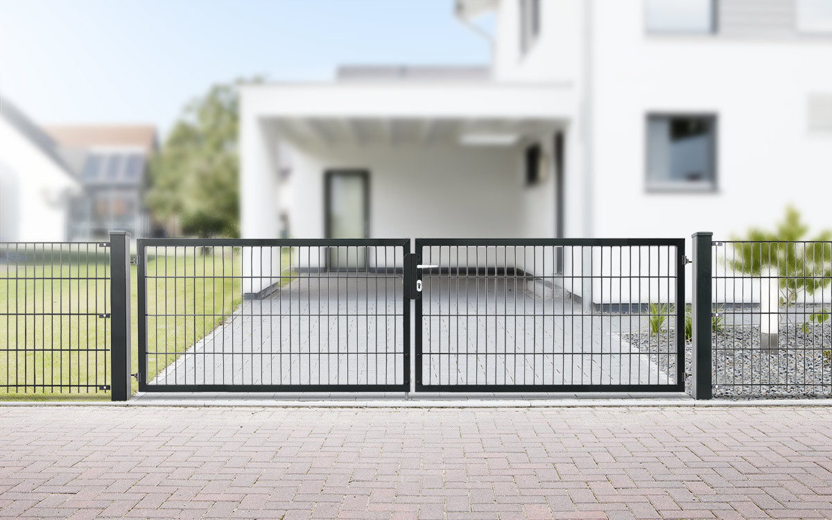 Einfahrtstor VARIO compact vor einem modernen Wohnhaus
