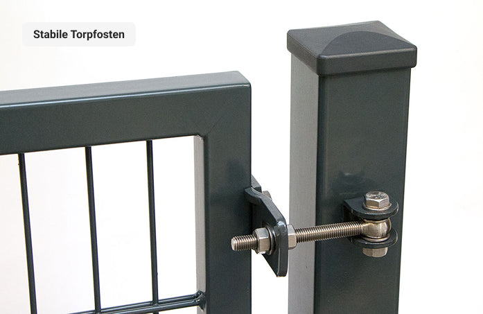Detail Torpfosten 80 x 80 mm mit Kappe am Einfahrtstor VARIO plus