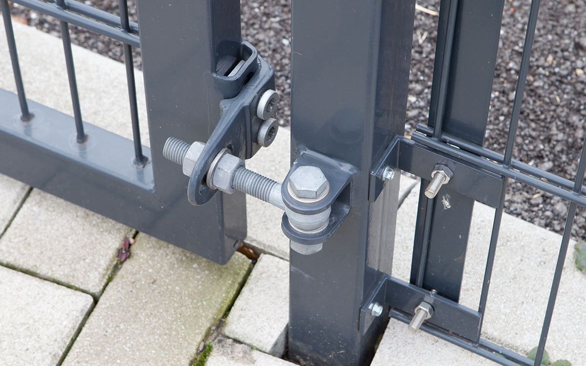 Detail Torband unten am Pfosten des Einfahrtstors VARIO trend