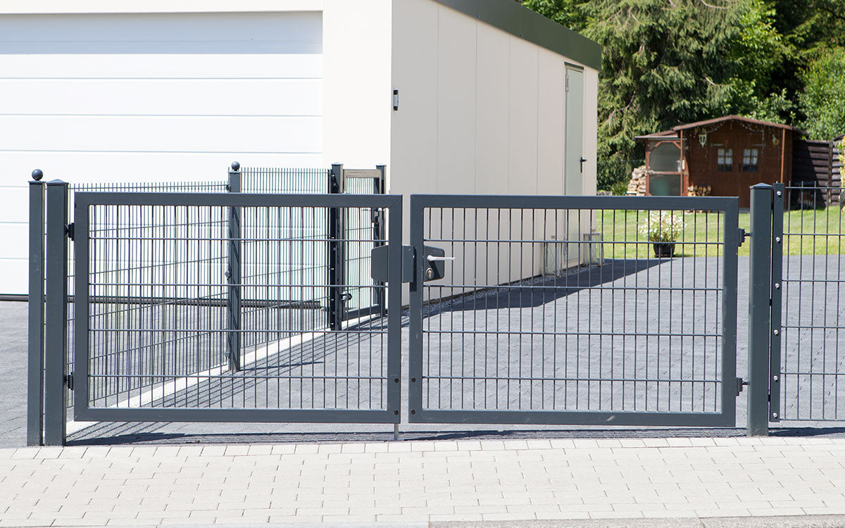 Einfahrtstor VARIO trend anthrazit an einer Garageneinfahrt