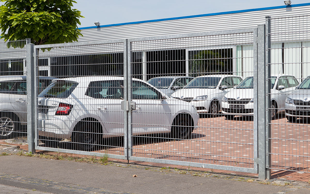 Einfahrtstor VARIO trend an einem Firmenparkplatz