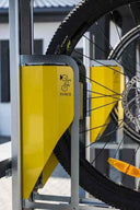 Vertikale Fahrrad-Wandhalterung aus Metall mit gelbem Gehäuse für platzsparende Aufbewahrung
