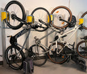 Vertikale Fahrrad-Wandhalterung mit mehreren aufgehängten Fahrrädern in Innenraum