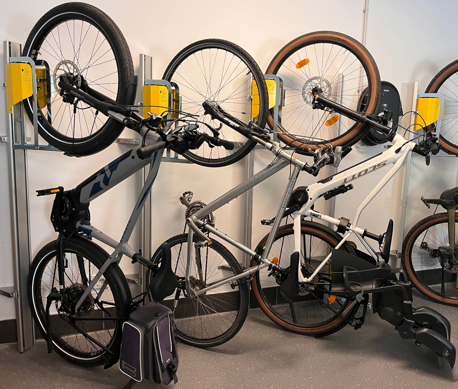 E-Bike Fahrrad Wandhalterung Fahrradlift vertikal Kundenbild PARKIS MTB