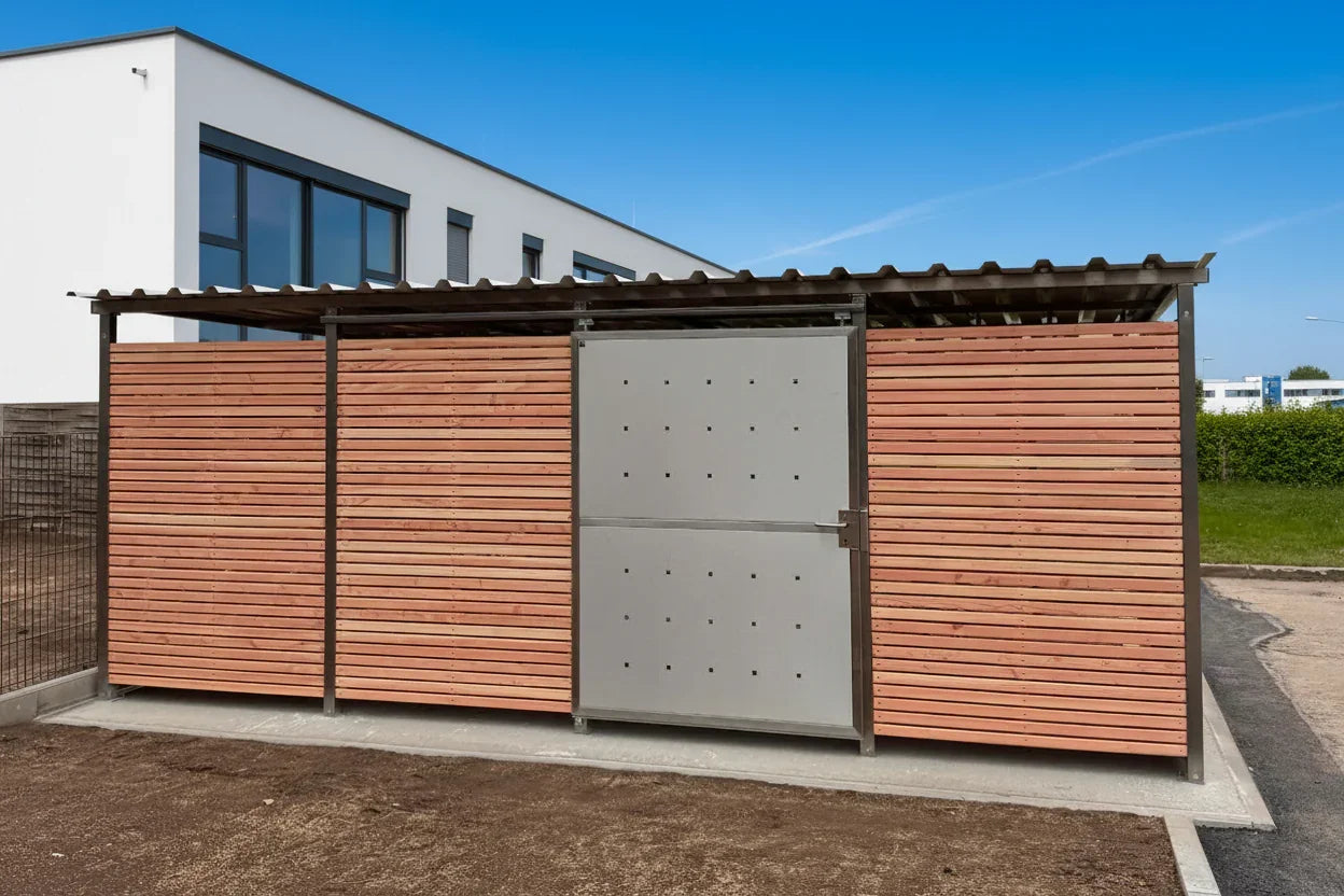 Fahrradgarage und Mülltonnenüberdachung aus Holz und Edelstahl im Außenbereich