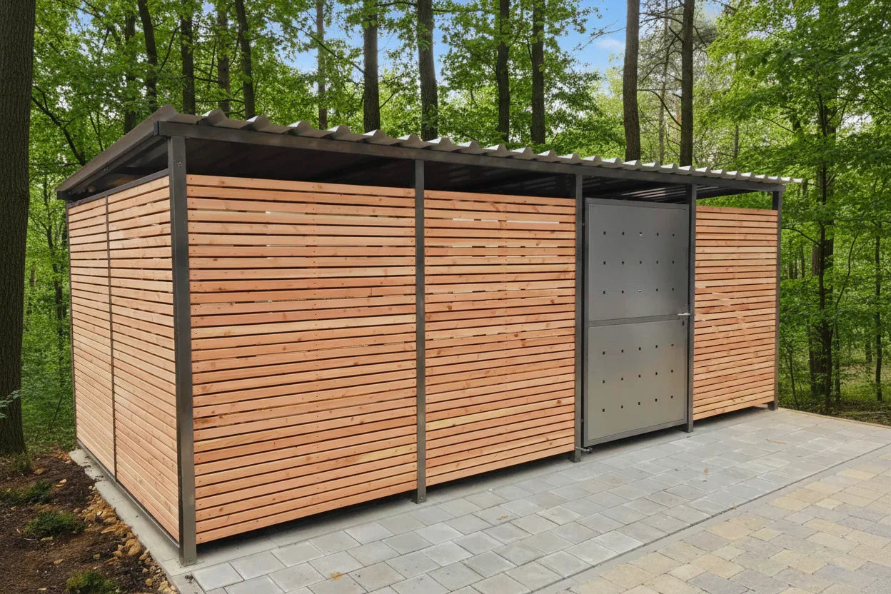 Fahrradgarage aus Holz und Edelstahl mit Tür, Überdachung, im Außenbereich vor Wald