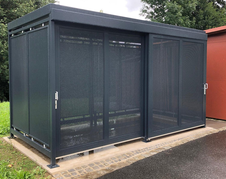 Metall Gerätehaus mit Lochblech und Schiebetüren für Mülltonnen und Fahrräder im Außenbereich