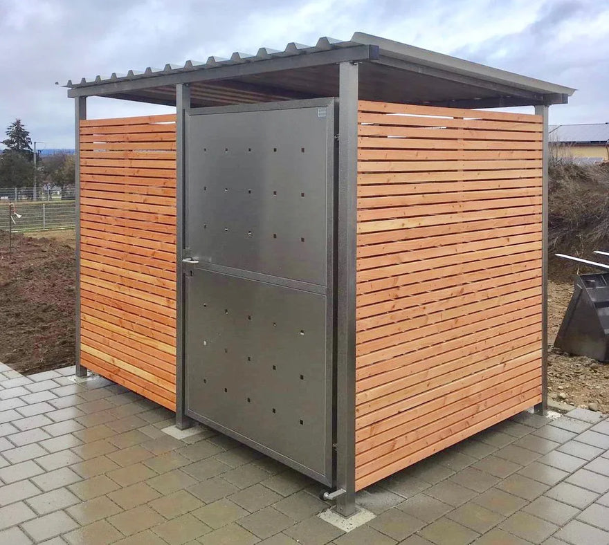 Modernes Mülltonnenhaus aus Holz und Edelstahl auf gepflastertem Außenbereich, wetterfest