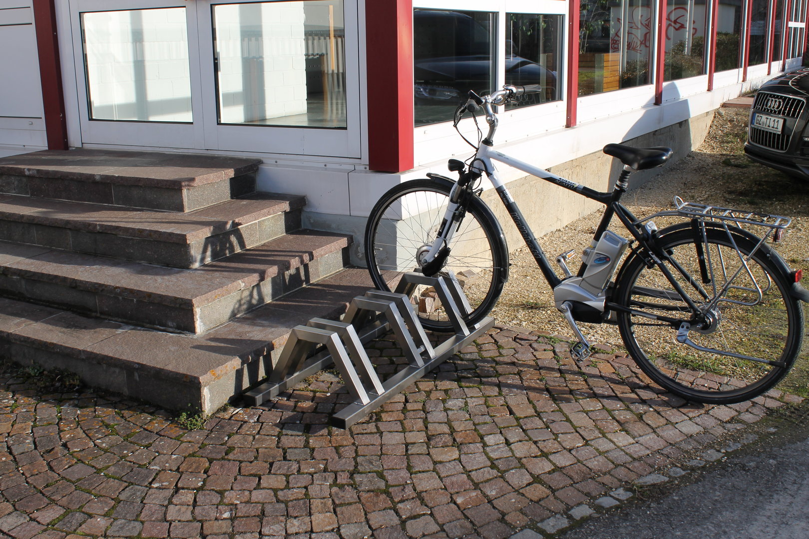 Rostfreier V2A-Fahrradständer Made in Germany, platzsparend