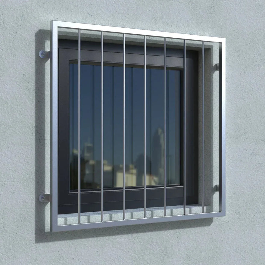Fenstergitter aus Edelstahl mit senkrechten Stäben, modern an Außenwand montiert