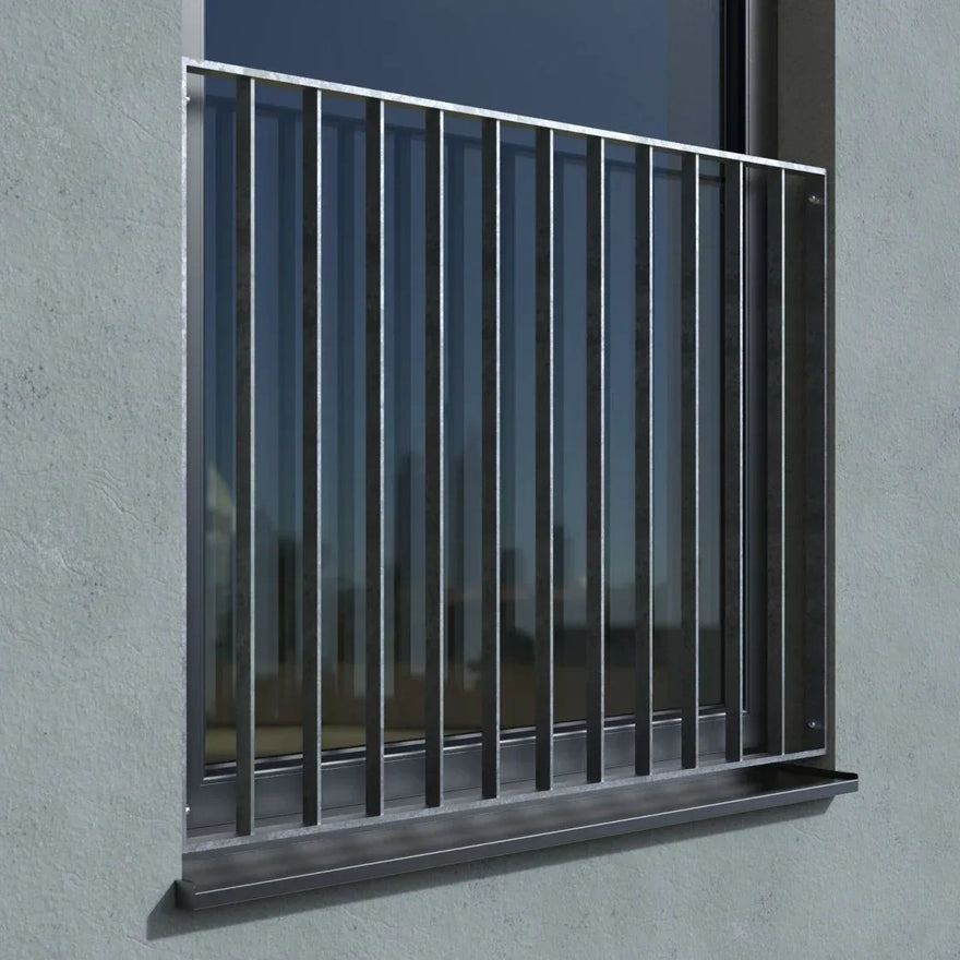 Verzinktes Fenstergitter für französischen Balkon aus Metall an Fensterlaibung montiert