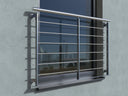 Fenstergitter aus Edelstahl für französischen Balkon an moderner Hausfassade