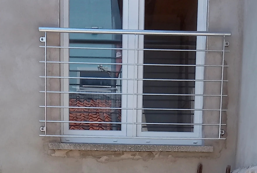 Französischer Balkon modern, verzinkt, mit waagerechten Streben vor Fenster montiert