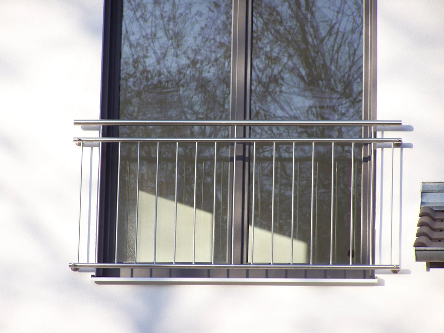 Vorgestellter französischer Balkon aus Edelstahl vor bodentiefer Fensterfront