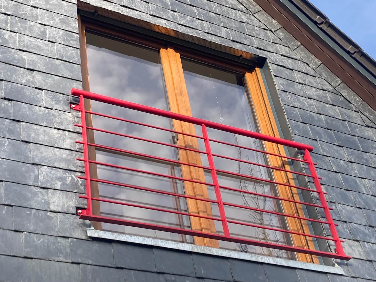 Französischer Balkon Modell Line in roter Farbe