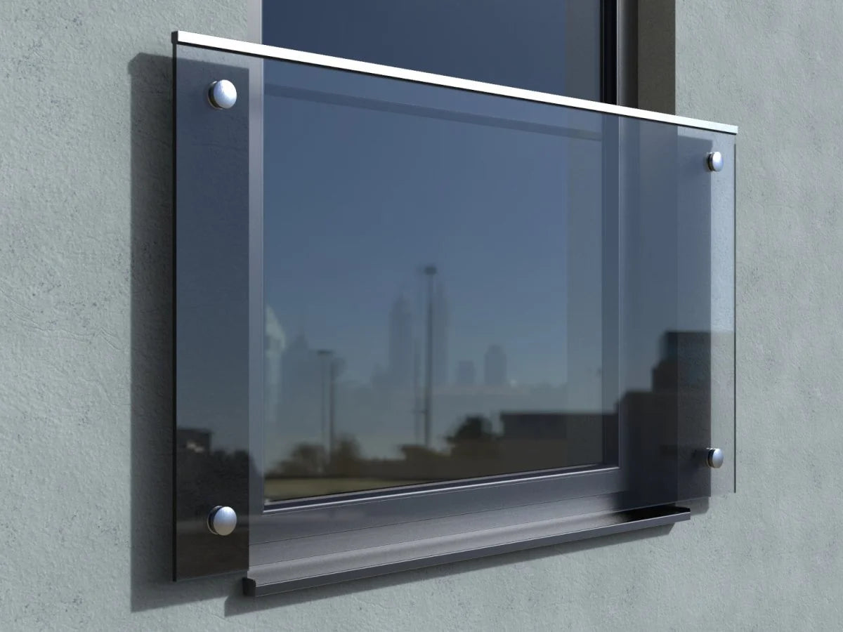 Glasgeländer vor Fenster außen