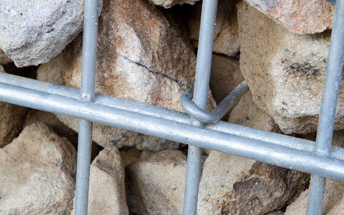 Distanzhalter zwischen Gabionengittern mit Steinfüllung