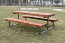 Gartentisch mit Gartenbank aus Metall und Holz auf einer Wiese im Freien