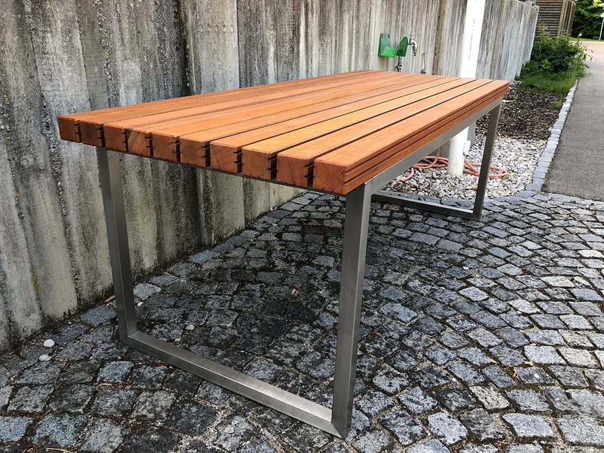 Gartentisch aus Holz und Metall auf Pflastersteinen, modernes Design, wetterfest